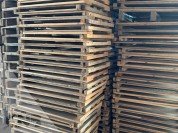 Foto van Houten Tussen pallets